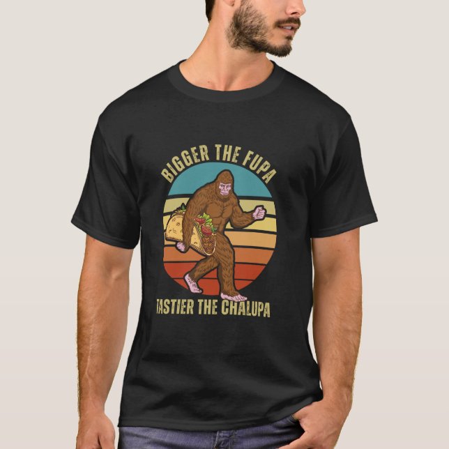 Bigger Fupa Tastier Chalupa lustig bigfoot T Shirt (Framsida)