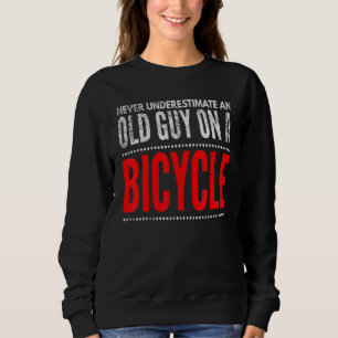 Bike Lock underskattar aldrig en gammal man på en T Shirt