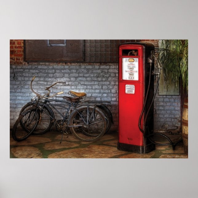 Bike - två bikes och en gaspump poster (Framsidan)