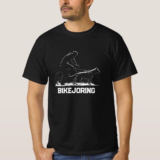 Bikejoring Cyclist och Hund i Rörelse T Shirt (Framsida)