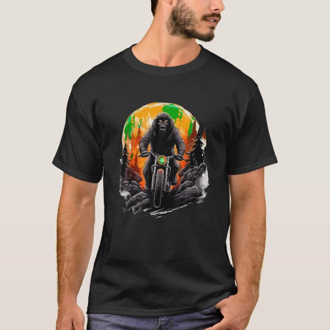 Biker Bigfoot Riding Motorcle T Shirt (Framsida)