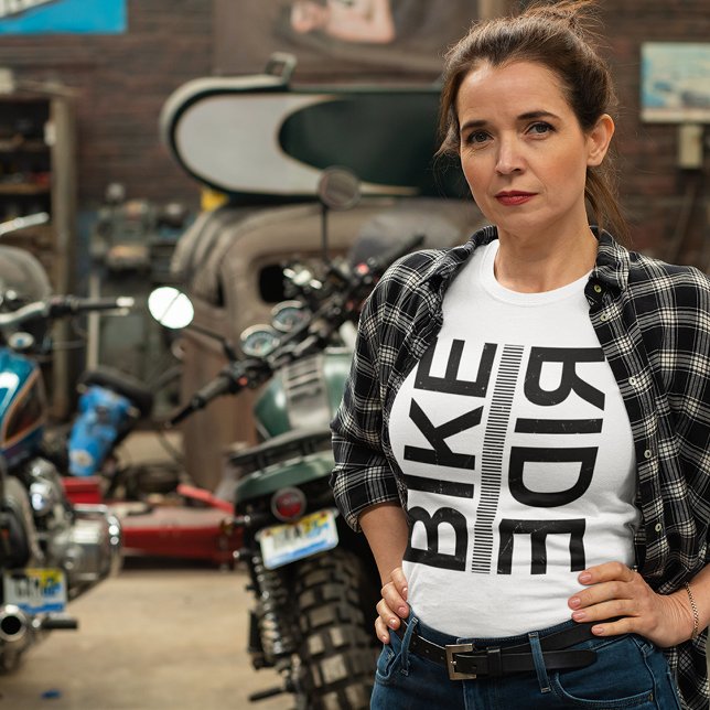 Biker för kvinnor t shirt (Skapare uppladdad)