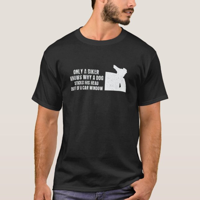 Biker knows why a dog sticks head out of a window  t shirt (Framsida)