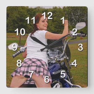 BikerChic-Väggen tar tid på Fyrkantig Klocka