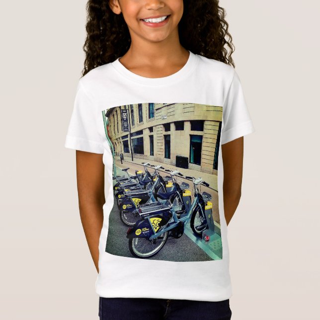 Bikes framför byggnad t shirt (Framsida)