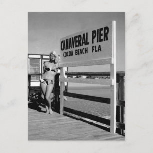 Bikini-flicka vid Canaveral Pier Cocoa Beach Flori Vykort