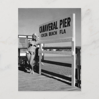 Bikini-flicka vid Canaveral Pier Cocoa Beach Flori Vykort