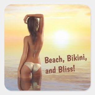 Bikini Girl Posin in Sea vid Sunset Fyrkantigt Klistermärke