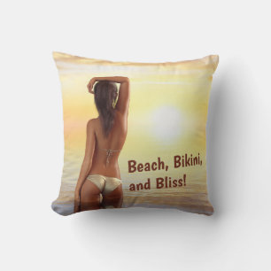 Bikini Girl Posin in Sea vid Sunset Kudde