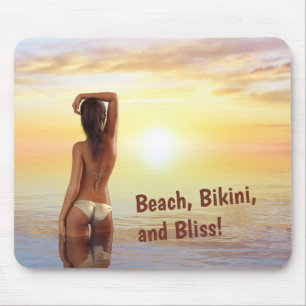 Bikini Girl Posin in Sea vid Sunset Musmatta