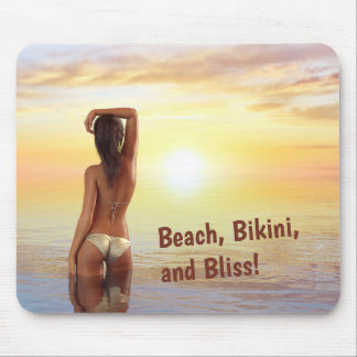 Bikini Girl Posin in Sea vid Sunset Musmatta