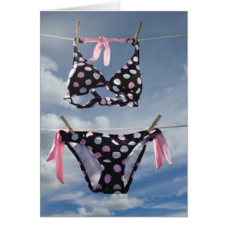 Bikini som hänger på en klädstreck hälsningskort