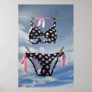Bikini som hänger på en klädstreck poster