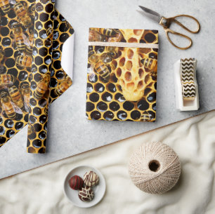 Bikupa med Honeycomb uppåt nära Presentpapper