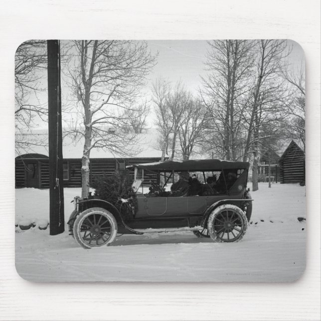 Bil med julgranen som binds på huvan musmatta (Framsidan)