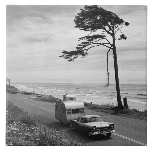 Bil som drar släpet kakelplatta (Framsidan)