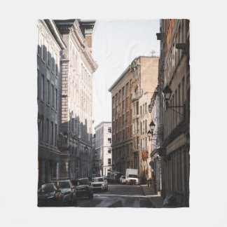 BILAR SOM ÄR PARKERADE PÅ VÄGENS SIDA MELLAN BUILD FLEECEFILT