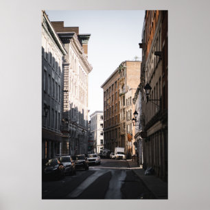 BILAR SOM ÄR PARKERADE PÅ VÄGENS SIDA MELLAN BUILD POSTER