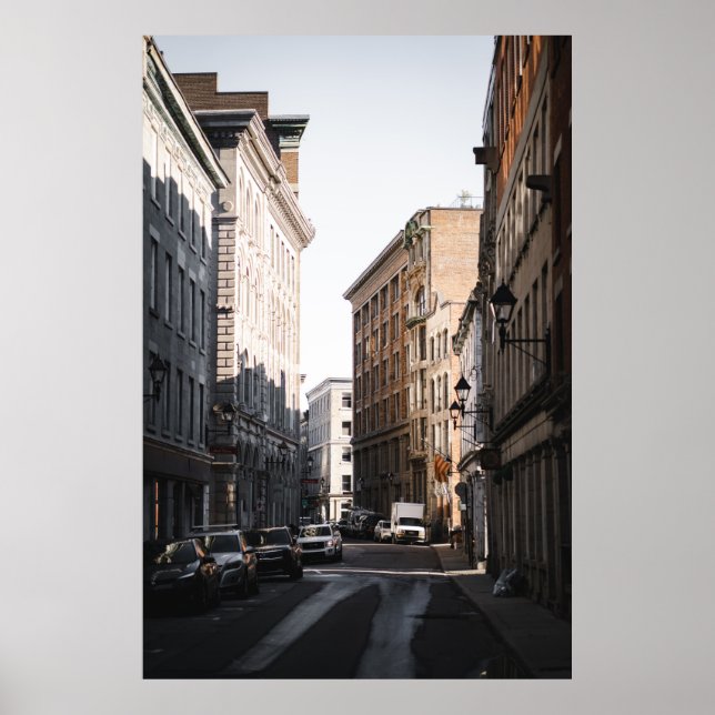 BILAR SOM ÄR PARKERADE PÅ VÄGENS SIDA MELLAN BUILD POSTER (Framsidan)