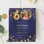 Bild 60-årsinbjudan till den blå guld-stjärnan<br><div class="desc">En modern fotoinbjudan till snyggten för en 60:e födelsedagsfest. En marin blå bakgrund,  dekorerad med gyllene stjärnor. Den blå färg är ojämn. Anpassa och lägg till information om foto och party. 1 lakan = 1 inbjudan tryckt kant till kant.</div>