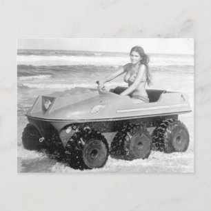 Bild av Bikini Girl i All Terrain Fordon Vintage Vykort