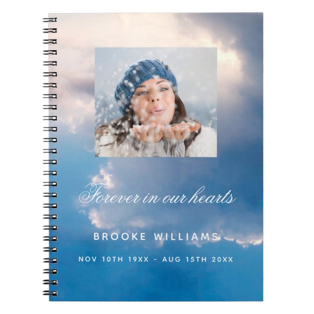 Bild av blå himmel på begravningsceremonin i Guest Anteckningsbok (Framsidan)