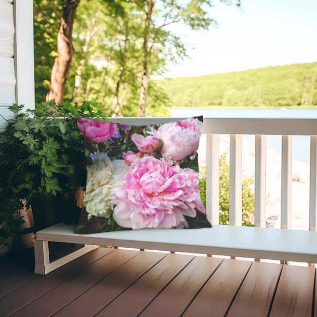 Bild av blommigten för vit peony-elegant rosa kudde (Skapare uppladdad)