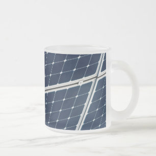 Bild av en solenergipanel roligt frostad glasmugg