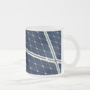 Bild av en solenergipanel roligt frostad glasmugg