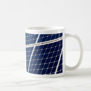 Bild av en solenergipanel roligt kaffemugg