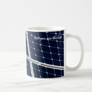 Bild av en solenergipanel roligt kaffemugg