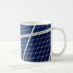 Bild av en solenergipanel roligt kaffemugg
