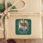Bild av guld-bauble-familjen grönt fyrkantigt klistermärke<br><div class="desc">Gröntens bakgrund. Anpassa och lägg till ett eget foto. En guldbauble Julgran som ram. Lägg till din familj namn.</div>