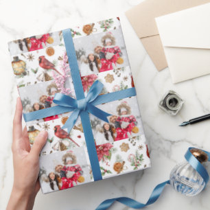 Bild av julfamiljen röd vit party mönster presentpapper