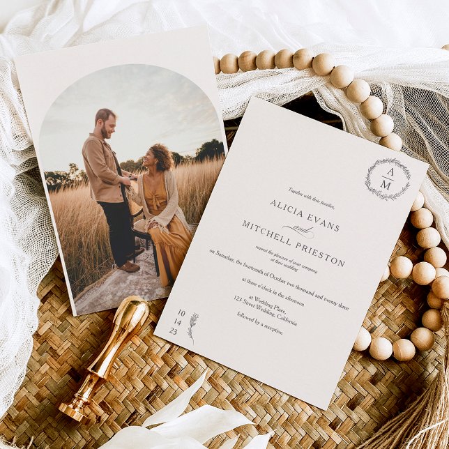 Bild av klassisk blommigt i monogram elfenbensbåge inbjudningar (Skapare uppladdad)