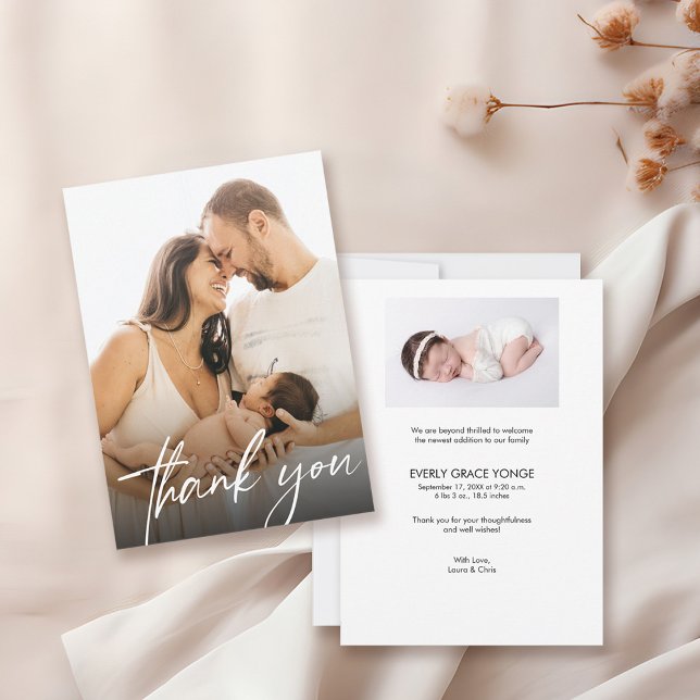 Bild av moderna handskrivna skript Flicka-foton Tack Kort (Modern, Handlettering script baby shower Thank you and birth stat baby announcement photo card.)