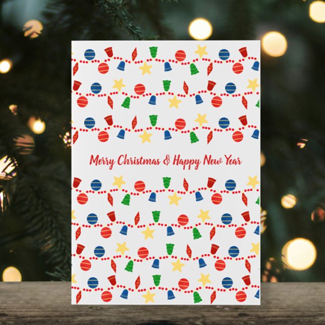 Bild av prydnadsföremål för julgranar julkort (Cute retro Christmas card with vintage Christmas ornaments and red beaded garland with your photo)