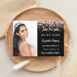Bild av Quinceanera Black ro guld Spara Datumet<br><div class="desc">Lägg till ett storlekt foto för lodrät. En svart bakgrund färg,  dekorerad med ro guld faux glitter,  gnistor. Anpassa och lägg till ett namn och detaljerna.</div>