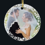Bild av vit berry Framed Bröllop med Anpassningsba Julgransprydnad Keramik<br><div class="desc">En cirkel av söt,  vit,  grafisk,  blommigt och löv ramar delikatabilt ditt favoritfoto av bröllop för att skapa en perfekt keepsak eller ge som en gåva till nygifta i firande av deras första jul tillsammans. Fotografi av Shanna Russell Fotography</div>