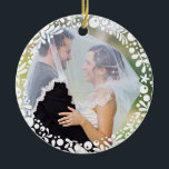 Bild av vit berry Framed Bröllop med Anpassningsba Julgransprydnad Keramik<br><div class="desc">En cirkel av söt,  vit,  grafisk,  blommigt och löv ramar delikatabilt ditt favoritfoto av bröllop för att skapa en perfekt keepsak eller ge som en gåva till nygifta i firande av deras första jul tillsammans. Fotografi av Shanna Russell Fotography</div>