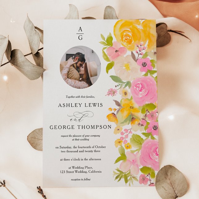 Bild bröllop på initialer blommigt med gult i  med inbjudningar (Bright bold yellow floral initials photo wedding invitation)
