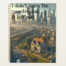 Bild i en söt stuga med en närliggande stad