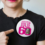 Bild och namn på 60:e grattis på födelsedagen rosa knapp<br><div class="desc">60-årsdag rosa på vit, 60-anpassningsbars foto och knappmärke för namn. Roligtens 60:e personligens fotofödelsedagskalender. Anpassa med ett foto av födelsedagsflickan i mitten på siffran 0. Underbar idé om att lägga till lite roligt till en milstolpe på sextioårsdagen. Andra matchande artiklar och färg är tillgängliga. Exklusiv design av Sarah Trett för...</div>