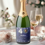 Bild på 40-årsdagen av marinblå silver-stjärnor<br><div class="desc">40:e födelsedagseftermiddagen: Anpassningsbarna Blue & Silver Stars Foto Sparkling Vin Label Celebrate 40 i mousserande stil! Den här elegantens ojämna etikett för marinblått vin med silver-stjärnor är perfektens personlig för din milstolpe firande. Med plats för anpassningsbarnas foto, namn och party förvandlar det flaska till en minnesvärd keepé. Oavsett om du...</div>