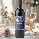 Bild på 40-årsdagen av marinblå silver-stjärnor vinflaska etikett<br><div class="desc">40:e födelsedagseftermiddagen: Anpassningsbarna Blue & Silver Stars Photo Vin Label Celebrate 40 i mousserande stil! Den här elegantens ojämna etikett för marinblått vin med silver-stjärnor är perfektens personlig för din milstolpe firande. Med plats för anpassningsbarnas foto, namn och party förvandlar det flaska till en minnesvärd keepé. Oavsett om du är...</div>