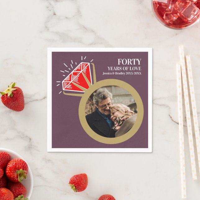 Bild på 40-årsdagen bröllop: röd ruby ring pappersservett (Insitu)