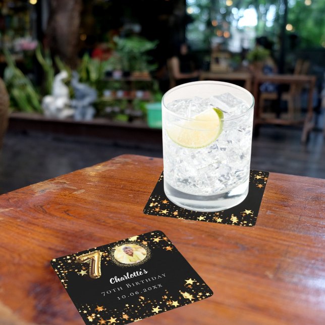 Bild på 70-årsdagen av svarta guld-stjärnor underlägg papper kvadrat (Skapare uppladdad)