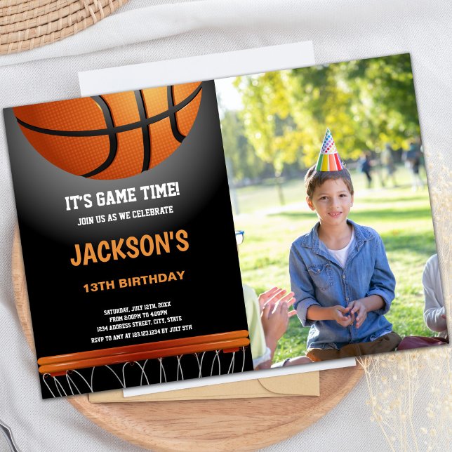 Bild på Basketball Birthday-inbjudan till svart Or Inbjudningar (Black Orange Basketball Birthday Invitations photo)