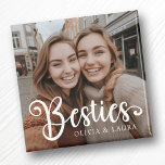 Bild på bästa vänner med egna namn magnet<br><div class="desc">Tona magnet med anpassningsbarnas foto och texten "Besties" med egna namn nedan.</div>