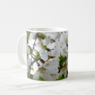 Bild på blommar för vit blommigt i elegant kaffemugg